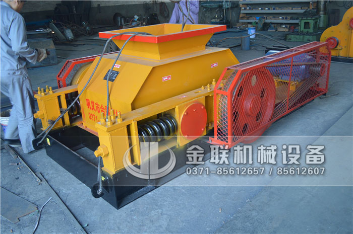 雙齒輥破碎機(jī)安裝、試機(jī)時(shí)都有哪些注意事項(xiàng)？